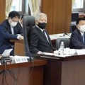 衆院憲法審査会で発言する自民党の新藤義孝氏（前列右から3人目）。左端は立憲民主党の奥野総一郎氏＝26日午前、国会