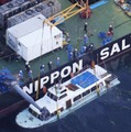 海面上までつり上げられた観光船「KAZU　1」＝26日午後6時54分、北海道斜里町沖（共同通信社ヘリから）