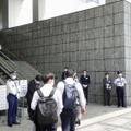 セブン＆アイ・ホールディングスの定時株主総会の会場に入る人たち＝26日午前、東京都千代田区