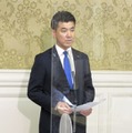 取材に応じる立憲民主党の泉代表＝26日午後、国会