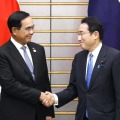 会談を前に握手するタイのプラユット首相（左）と岸田首相＝26日午後、首相官邸