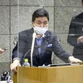 米国のオースティン国防長官との電話会談後、取材に応じる岸防衛相＝26日夜、防衛省
