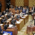 衆院予算委で答弁する岸田首相＝27日午前