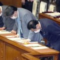 衆院本会議で2022年度補正予算案が可決され、一礼する岸田首相ら＝27日午後