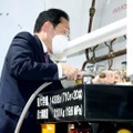 水素を製造する施設を視察する岸田首相＝28日、甲府市（代表撮影）