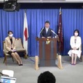 記者会見で、夏の参院選比例代表に新人の女性4人を擁立すると発表する自民党の茂木幹事長（中央）＝30日午後、東京・永田町の党本部