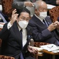 参院予算委で答弁のため挙手する岸田首相＝30日午後