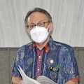 取材に応じる沖縄県の玉城デニー知事＝30日午後、県庁