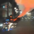 オートバイで暴走し、消火器を噴射する少年ら＝4月1日、神奈川県平塚市（同県警提供）
