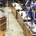 参院予算委で、日本維新の会の鈴木宗男氏（右下）の質問に答える鈴木貴子外務副大臣＝31日午後