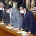 参院本会議で2022年度補正予算が可決、成立し、一礼する岸田首相（手前）ら＝31日午後