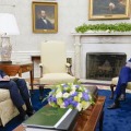 会談するFRBのパウエル議長（左）とバイデン大統領＝5月31日、ホワイトハウス（AP＝共同）
