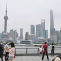 ロックダウンが解除された中国・上海の観光地、外灘（バンド）に訪れた市民ら＝1日（共同）