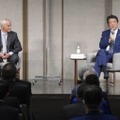 講演する安倍元首相（右）とエマニュエル駐日米大使＝1日午後、東京都港区