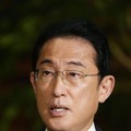 記者団の取材に応じる岸田首相＝5月31日午後、首相官邸