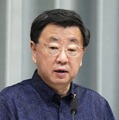 記者会見する松野官房長官＝1日午後、首相官邸