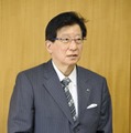 岐阜県中津川市の青山節児市長と面会後、取材に応じる静岡県の川勝平太知事＝1日午後、中津川市役所
