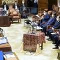 衆院予算委で、岸田首相（右手前）に質問する立憲民主党の泉代表＝1日午後