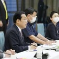 「デジタル田園都市国家構想」の会合であいさつする岸田首相（左から2人目）＝1日午後、首相官邸