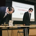 誤給付問題を巡り、山口県阿武町で開かれた住民向け説明会で謝罪する花田憲彦町長（右）と中野貴夫副町長＝1日午後