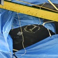 つり上げられた観光船「KAZU　1」の船底に確認された亀裂のような損傷＝1日、北海道網走市