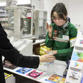 日本生命保険が社内に開業した売店で、指さし確認や手話で対応する職員（右）＝5月、大阪市