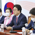 2日、党の会議で発言する韓国の保守系与党「国民の力」の権性東・院内代表（右から2人目）ら＝ソウル（聯合＝共同）