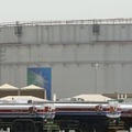 石油タンクの前で列をなすタンクローリー＝サウジアラビア・ジッダ、2021年3月（AP＝共同）