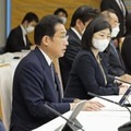 民間資金等活用事業推進会議であいさつする岸田首相（左から2人目）＝3日午前、首相官邸