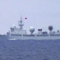 太平洋に入った中国海軍の情報収集艦（防衛省統合幕僚監部提供）
