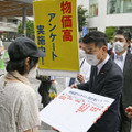 JR有楽町駅前でボードを持ち、物価高騰について調査する立憲民主党の泉代表（手前右）＝3日午後
