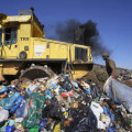 南アフリカ・ヨハネスブルクのごみ処分場。大量のプラスチックごみが含まれる＝5月（AP＝共同）