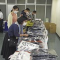 3年ぶりに開催された全国矯正展で、並べられた製品を見る来場者＝4日午前、東京都千代田区の科学技術館
