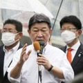街頭演説する自民党の茂木幹事長（中央）＝5日午後、松山市