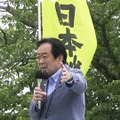 茨城県牛久市で街頭演説をする日本維新の会の石井章参院議員＝5日午後