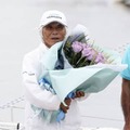 帰港セレモニーで花束を受け取った堀江謙一さん＝5日午後、兵庫県西宮市