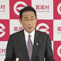 復興交流施設の視察を終え、記者の取材に応じる岸田首相＝5日午後、福島県葛尾村