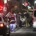 車が突っ込んだ現場周辺を調べる捜査員ら＝6日午後11時19分、神戸市