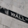 ニューヨーク・ウォール街にある標識（AP＝共同）
