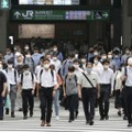 東京駅前をマスク姿で通勤する人たち