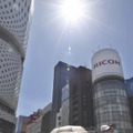 強い日差しが照りつける中、東京・銀座を歩く買い物客ら＝21年7月