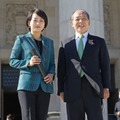 参院議員の鈴木宗男氏（右）と自民党の鈴木貴子議員＝昨年11月