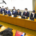東京・永田町の党本部で開かれた自民党の臨時総務会。中央はあいさつする岸田首相＝9日午前