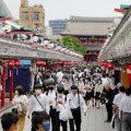 多くの修学旅行生らでにぎわう東京・浅草の仲見世商店街＝10日午前