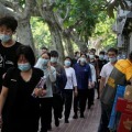 9日、中国・上海市で新型コロナウイルスの検査に並ぶ人たち（ロイター＝共同）