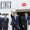 首相、シンガポールに出発 画像