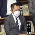 衆院本会議に臨む吉川赳議員＝9日