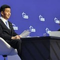 アジア安全保障会議で講演する岸防衛相（左）＝11日、シンガポール（共同）