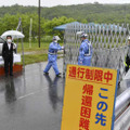 帰還困難区域の避難指示が解除され、ゲートが開放される福島県葛尾村野行地区の特定復興再生拠点区域＝12日午前8時