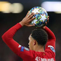 サッカーのスローイン廃止！？「キックイン」、オランダ2部で実験も